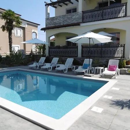 Luka Gray Mit Pool Vakantiehuis