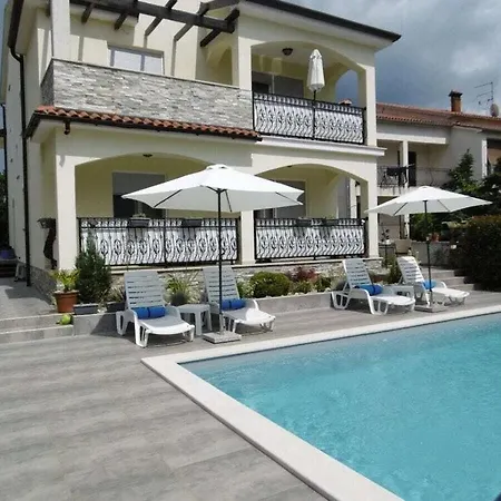 Vakantiehuis Luka Gray Mit Pool *