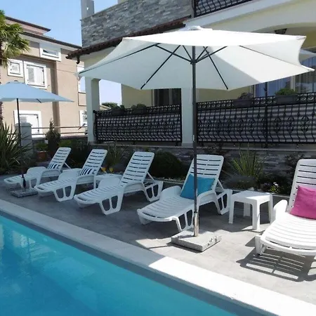 Luka Gray Mit Pool Holiday home