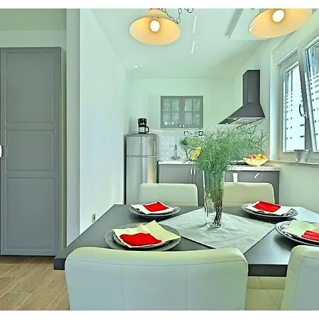 Luka Gray Mit Pool Holiday home *