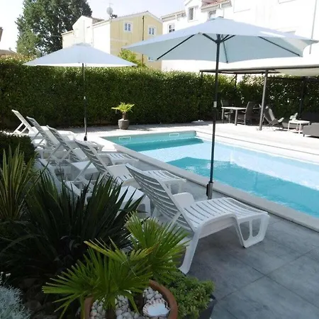 Luka Gray Mit Pool *